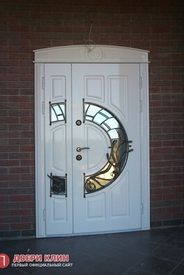 Парадная белая дверь с ковкой и стеклом