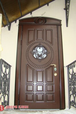 Парадная дверь с виноритом со стеклом и ковкой