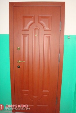 Входная дверь в квартиру красного цвета