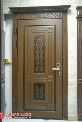 Входная дверь с массивом дуба с резьбой