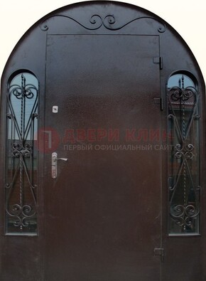 Арочная дверь со стеклом и ковкой ДА-16 под старину в Долгопрудном