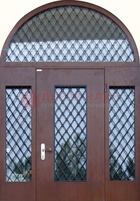 Крепкая стальная арочная дверь со стеклом и ковкой ДА-21 в Долгопрудном