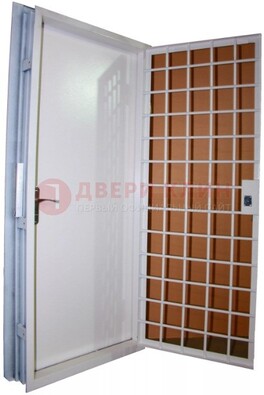 Белая стальная бронированная дверь с нитроэмалью ДБ-7 в Апрелевке