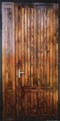 Коричневая металлическая дверь с евровагонкой ДЕ-10 в Ступино