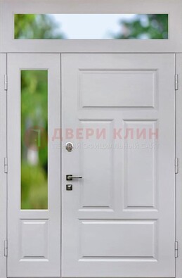 Белая полуторная железная дверь со стеклом и фрамугами ДФГ-10 в Саратове
