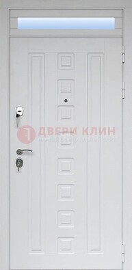 Белая металлическая дверь с фрамугой для коттеджа ДФГ-21 в Видном