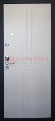 Белая металлическая дверь с МДФ ДМ-172 в квартиру