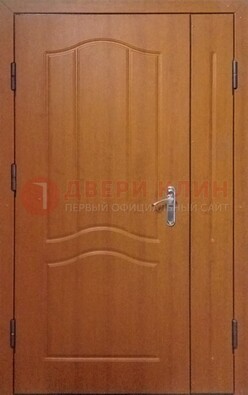 Коричневая двухстворчатая тамбурная дверь с МДФ ДМ-538 в Волгограде