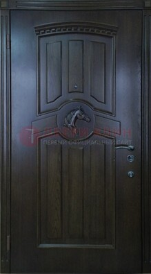 Темная металлическая дверь с массивом дуба с рисунком ДМД-25