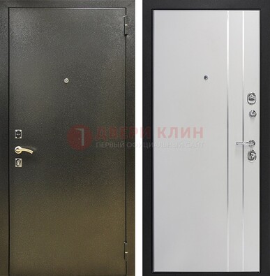 Железная темная дверь с порошковым покрытием и белая МДФ с молдингами  ДП-296