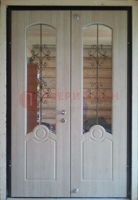 Парадная дверь со стеклянными вставками и ковкой ДПР-23 в деревянный дом в Самаре
