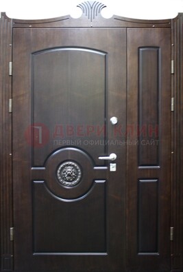 Коричневая парадная дверь с украшением ДПР-52 с утеплением в Тосно