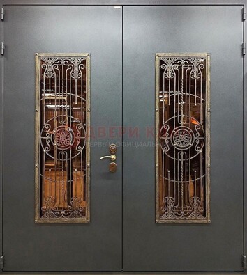 Входная металлическая парадная дверь со стеклом и ковкой ДПР-81 в Гатчине