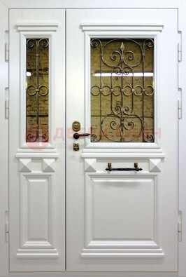 Белая парадная металлическая дверь со стеклом и ковкой ДПР-83 в Ставрополе