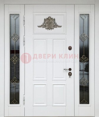 Белая входная парадная дверь со стеклом и ковкой ДПР-92