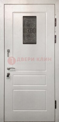 Белая железная дверь со стеклом и ковкой ДС-42 в Зеленограде