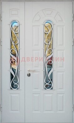 Распашная стальная дверь со стеклом и ковкой в белом цвете ДСК-120