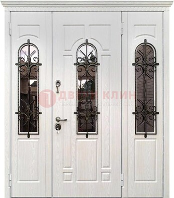 Белая распашная стальная дверь со стеклом и ковкой ДСК-125