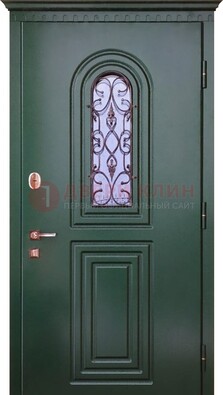 Темно-зеленая входная дверь со стеклом и ковкой ДСК-129 в Голицино