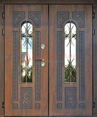 Двухстворчатая стальная дверь со стеклом и ковкой для дома ДСК-153 в Саратове
