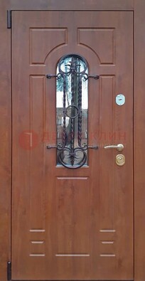 Темная железная дверь со стеклом и ковкой в коричневом цвете ДСК-154 в Воскресенске