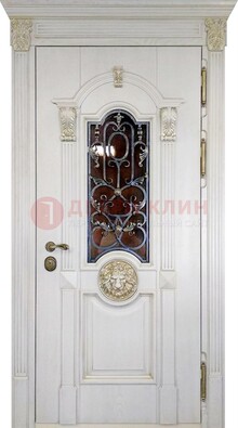 Белая железная дверь со стеклом и ковкой для кирпичного дома ДСК-155 в Сургуте