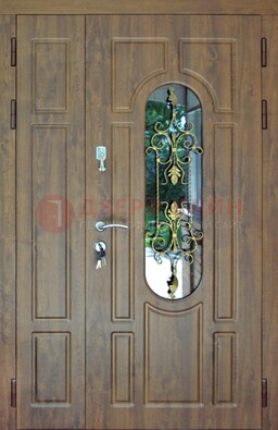 Коричневая полуторная дверь со стеклом и ковкой ДСК-198 в Старой Купавне