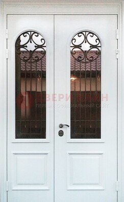 Белая стальная дверь стекло с ковкой и филенкой ДСК-201