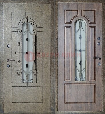 Внешняя стальная дверь со стеклом и ковкой зеленой ДСК-22 в Наро-Фоминске