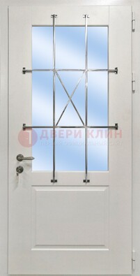 Белая простая железная дверь Винорит со стеклом и ковкой ДСК-257