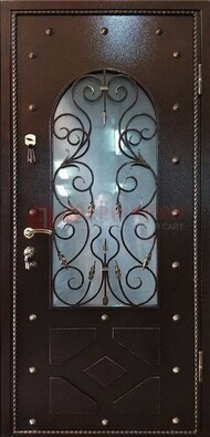 Влагостойкая дверь со стеклом и ковкой с декором ДСК-37 в Красноармейске