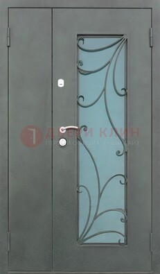 Двухстворчатая железная дверь со стеклом и ковкой ДСК-40 в Омске