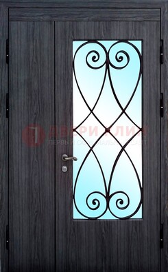 Стальная дверь со стеклом и ковкой ДСК-69 в деревянный дом в Гатчине