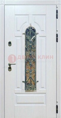 Белая остекленная металлическая дверь с ковкой ДСК-98 в Ногинске