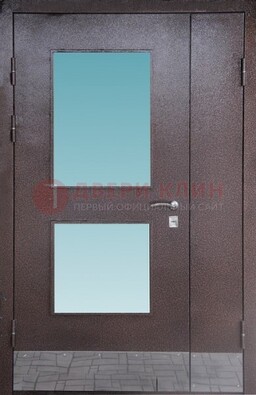 Коричневая тамбурная дверь со стеклянными вставками ДТМ-21 в Сланцы