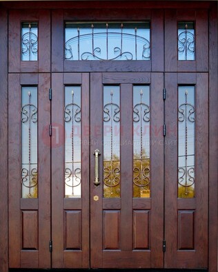Коричневая парадная дверь с виноритом и ковкой ДВТ-168 