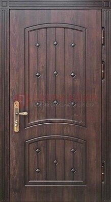 Коричневая уличная дверь с виноритом для дома ДВТ-235 в Сергиевом Посаде