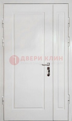 Полуторная металлическая дверь с МДФ в белом цвете ПЛ-24 в Перми