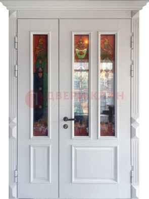 Белая полуторная металлическая дверь с витражом ВЖ-12 в Балашихе